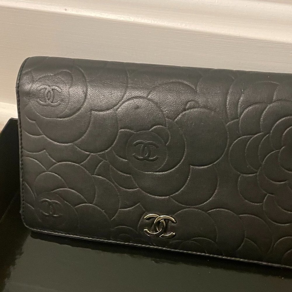 CHANEL LAMBSKIN CAMELLIA WALLET W/BOX, 7.25 IN.